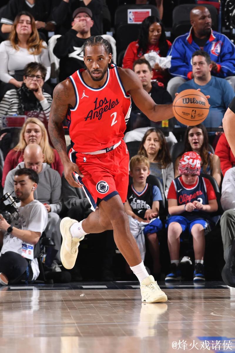 伦纳德半场11投5中，三分2中0得到11分2篮板1助攻1抢断